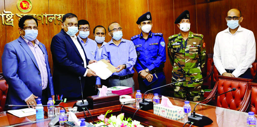 Additional Divisional Commissioner of Chattogram and Chief of Investigation Committee on Major (Retd) Sinha killing Mohammad Mizanur Rahman hands over investigation report of Sinha killing to Home Minister Asaduzzaman Khan Kamal at the latter's office of