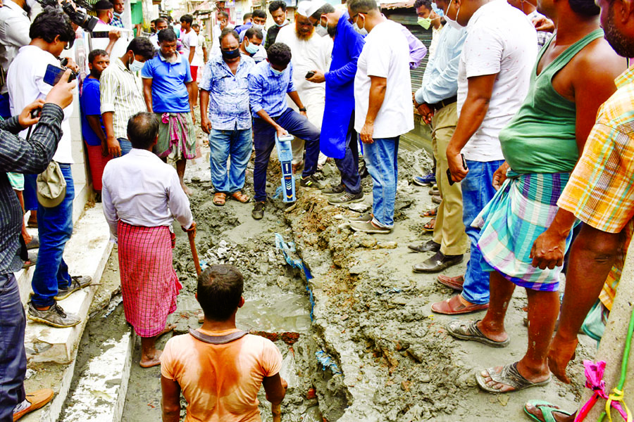 Titas Gas workers on Monday start digging land at Talla area in Narayanganj to check leakage in the gas pipeline following fatal blasts at a local mosque on Friday last.