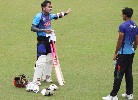 Mushfiqur Rahim (left) during his practice session at the Sher-e-Bangla National Cricket Stadium in the city's Mirpur on Wednesday.