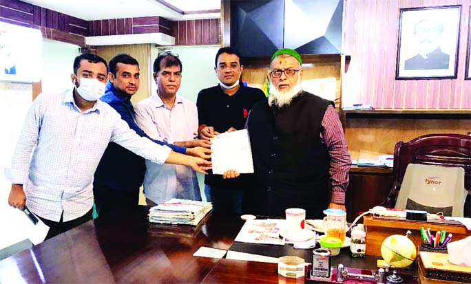 A delegation of Amra Muktijoddhar Sontan (Children of freedom fighters) hand over a memorandum to the Chattogram City Corporation (CCC) Administrator Mohammed Khorshed Alam Sujan on Wednesday.