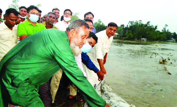 Golam Hossain Montu, Upazila Chairman of Kurigram's Ulipur Upazila, inaugurates the Geo Bag Dumping work on the Teesta River bank at Goraipiyar area on Thursday.