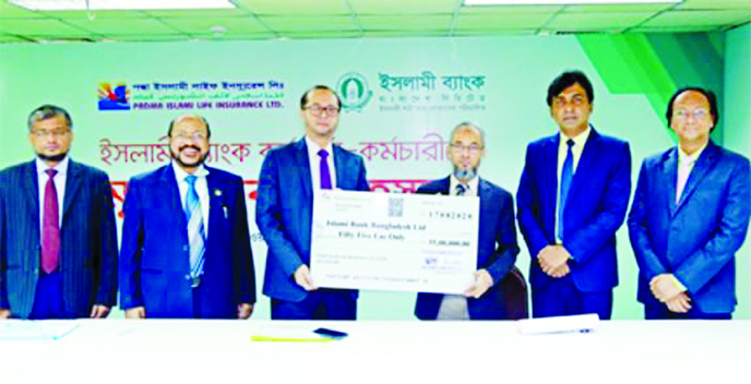 Mohammed Monirul Moula, Additional Managing Director of Islami Bank Bangladesh Limited received the cheque of Tk.55 lakh under group life insurance policy from Md. Morshed Alam Siddiqui, Managing Director (CC) of Padma Islami Life Insurance Limited (PILI