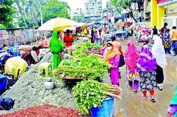An illegal market has been set up on the Maniknagar road in the capital with the help of an influential quarter. The road turned narrow after traders set up makeshift shops on Thursday occupying its major portion.