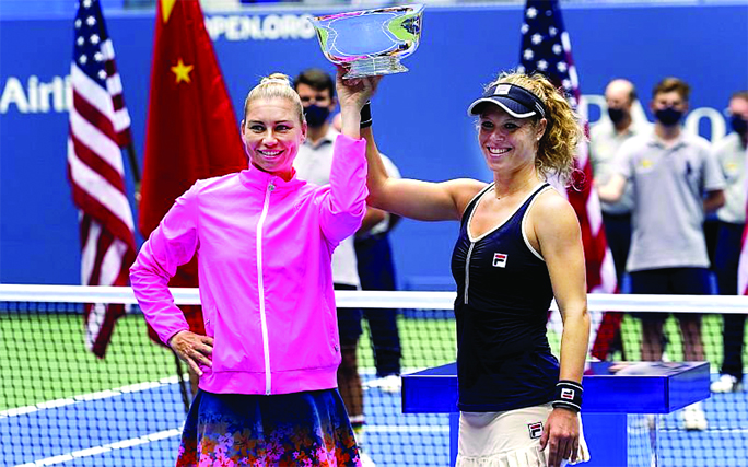 Laura Siegemund (right) and her partner Vera Zvonareva hold up the US Open women's doubles title after beating Nicole Melichar of the United States and Xu Yifan of China, in New York on Friday.