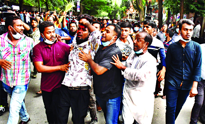 Several persons were injured in a clash between the supporters of two nomination seekers of JS by-election of Bangladesh Nationalist Party in front of party's Gulshan office on Saturday. In the photo a seriously injured person is taking to hospital by pa