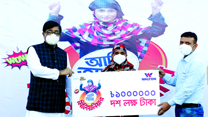 Goyna Begum, who got Tk 10 lakh buying Walton refrigerator, receives the cheque at Walton Plaza Shreemongal Road branch in Moulvibazar recently.