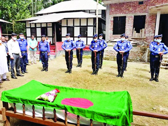 A team of the Bangladesh Army giving guard of honour to freedom fighter Kazi Abdul Jalil who died at the CMH on Saturday afternoon. He was given guard of honour at Shariatpur also by a team of police. He was buried on Sunday at home.