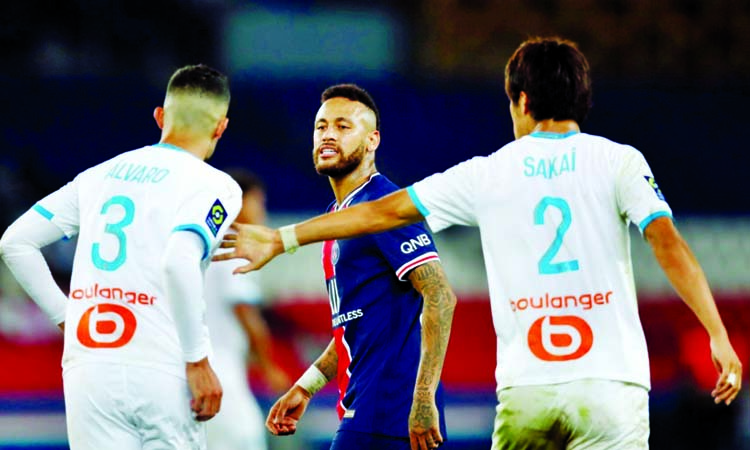 Paris St Germain's Neymar (center) clashes with Olympique de Marseille's Alvaro Gonzalez (left) during their Ligue 1 match at the Parc des Princes in Paris on Sunday.