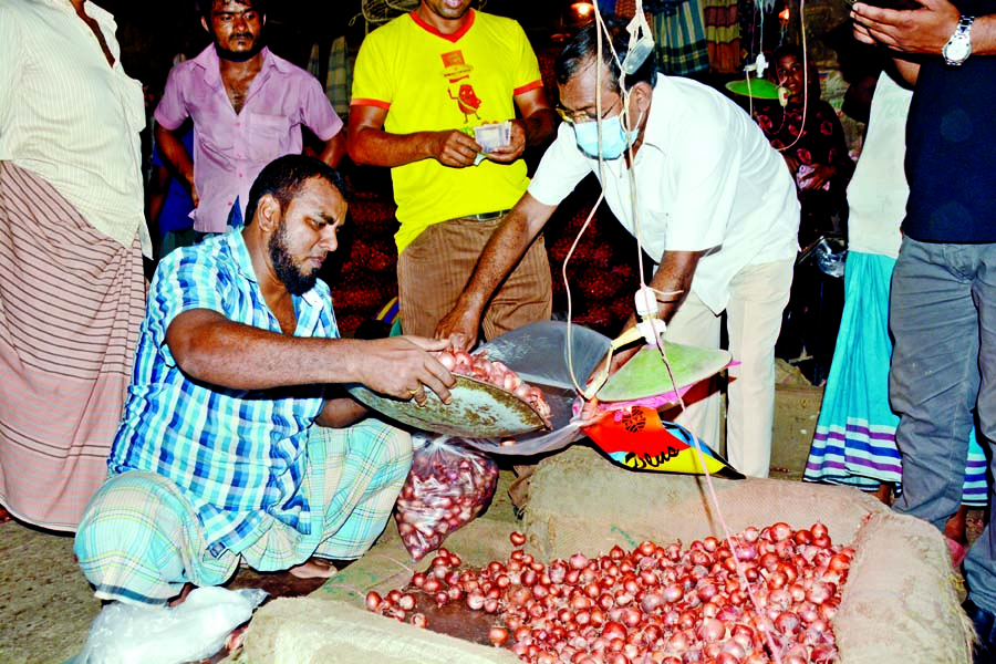 Panic-stricken consumers start buying onions several times more than their usual need fearing abnormal price hike of this essential cooking indegrant following ban on its export by Indian authorities. This photo was taken from city's Karwan Bazar on Tues