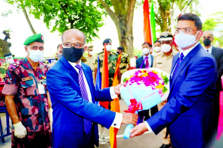 Director General of BGB Major General Safinul Islam greets Indian Border Security Force (BSF) Director General Rakesh Asthana with bouquets when the latter arrives in city with his team on Wednesday to join a four-day border conference between BGB and BSF