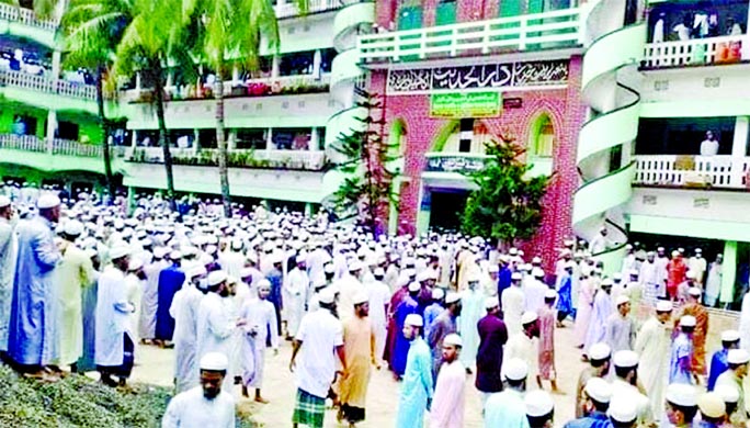 Hundreds of students of Al Jamiatul Ahlia Darul Ulum Muinul Islam, better known as Hathazari Madrasa in Chattogram agitating for the expulsion of Hifazat-e-Islam Ameer Ahmed Shafi's son Anas Madani on Wednesday.