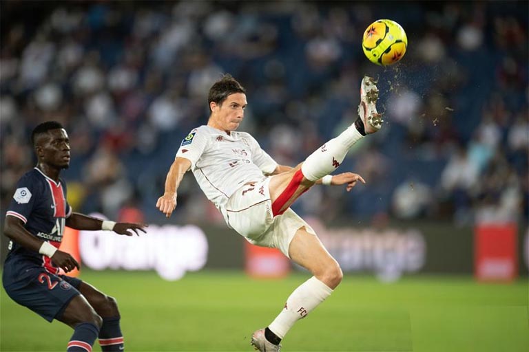 Vincent Pajot (right) of FC Metz kicks the ball during the Ligue 1 match between Paris Saint Germain and FC Metz at Parc des Princes in Paris, France on Wednesday.