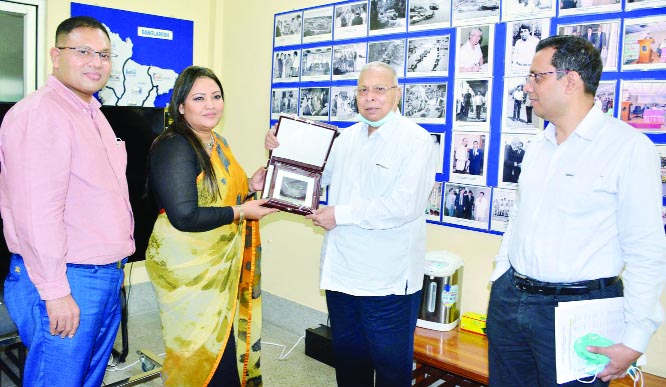 Dr Rabiul Hossain, Managing Trustee of Chattogram Eye Hospital, handovers a crest to noted singer Momtaz Begum, MP, as she visited the hospital on Thursday.