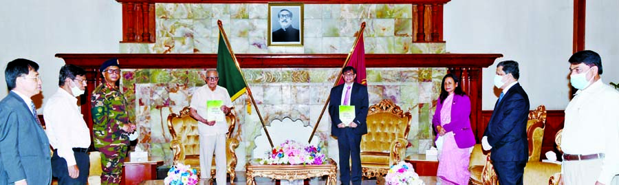 A delegation led by Chief Information Commissioner Martuza Ahmed submits annual report-2019 of the commission to President Abdul Hamid at Bangabhaban on Thursday. PID photo