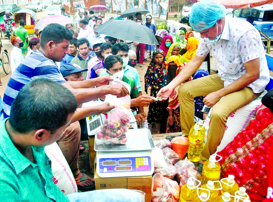 People standing in queues to buy onions from a makeshift truck shop of Trading Corporation of Bangladesh (TCB) in front of Bangladesh Secretariat on Thursday amid sky-rocketing onion prices in the market.