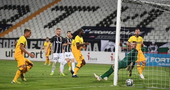 Tanguy Ndombele (centre) scores Tottenham Hotspur's winning goal in the Europa League soccer match against Lokomotiv Plovdiv in Bulgaria on Thursday.
