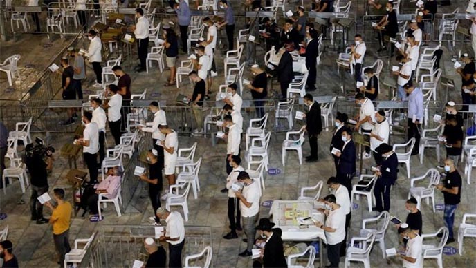 Religious Jews maintained social distancing while participating in the last prayer on the eve of Rosh Hashanah, ahead of the new nationwide lockdown.