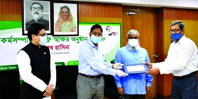 Abu Hena Md Rahmatul Muneem, Senior Secretary of the Internal Resources Division (IRD) and Chairman of National Board of Revenue (NBR), receiving Integrity Award-2019-20 from Agriculture Minister Dr Abdur Razzaque at the Secretariat in the capital on Thur