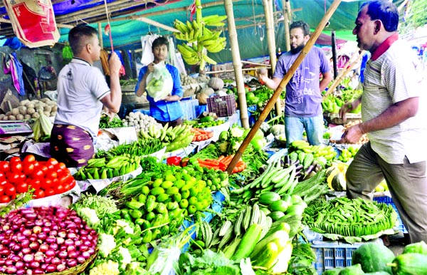 A vendor bargains with buyers at the Hatirpool kitchen market in the capital on Friday as prices of almost all vegetables continue to rise amid supply shortage.
