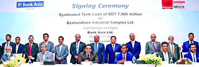 Sayem Sobhan, Managing Director of Bashundhara Group and Md. Arfan Ali, President and Managing Director of Bank Asia Limited along with chief executive officers from different banks poses for a photo session after signing an agreement on behalf of their r
