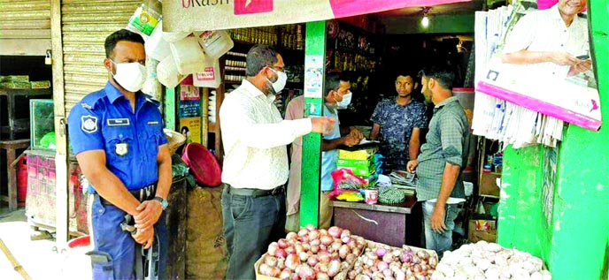 Executive Magistrate Md Mahbubur Rahman conducts a mobile court at a market in Biyoynagar Upazila in Brahmanbaria on Thursday.