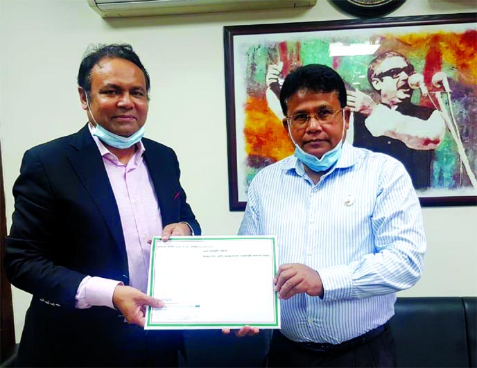 Tarafder M Ruhul Amin, Managing Director of Saif Powertec Ltd, hands over four sets high flow oxygen nozzle canola to Senior Secretary of Local Government Division Md Helal Uddin Ahmed for the treatment of corona patients of Cox's Bazar district on Septe
