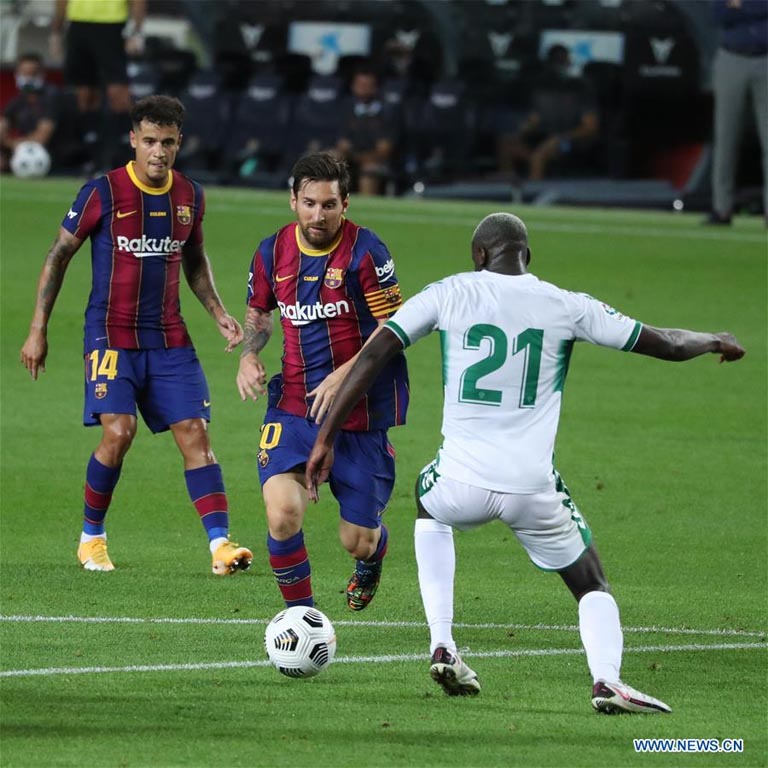 Barcelona's Lionel Messi (center) vies with Elche's Nuke Mfulu (right) during the 55th Joan Gamper Trophy friendly football match between Barcelona and Elche in Barcelona, Spain on Saturday.
