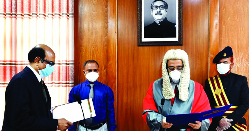 Chief Justice Syed Mahmud Hossain administers oath of newly appointed Chairman of Bangladesh Public Service Commission (PSC) Md Sohrab Hossain at a ceremony held at the Supreme Court Judges' Lounge on Monday