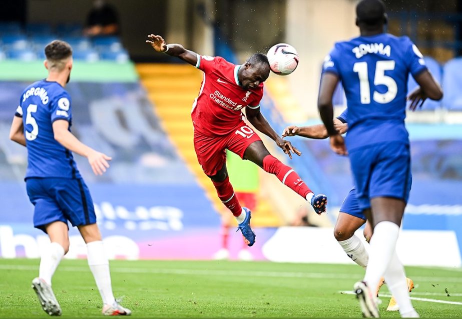 Liverpool's Sadio Mane (center) scores during the English Premier League match between Chelsea and Liverpool on Sunday.