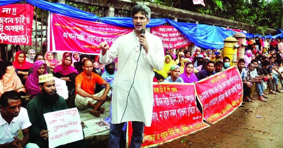 Chief Coordinator of Ganosanghati Andolon Zonaed Saki addresses a fast unto death programme of the employees of One BD Limited of EPZA in front of the Jatiya Press Club on Tuesday expressing his solidarity with the employees demanding payment of their arr