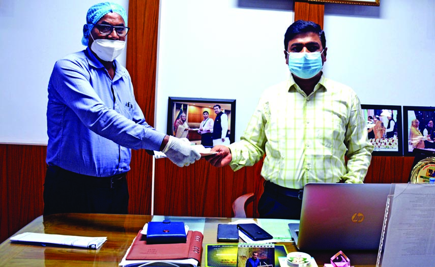 Khulna University of Engineering and Technology (KUET) on Tuesday provided donation to the Prime Minister's Relief and Welfare Fund to help the poor affected by Covid-19 fallout. KUET Registrar GM Shahidul Alam hands over a cheque for Tk 10 lakh of the d