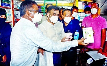 A mobile court of the Rapid Action Battalion (RAB) on Wednesday conducts a drive at surgical market in Gafur Tower in the city\\\'s Topkhana road and fines 14 shops around Tk 15 lakh for selling unapproved and sub-standard medical protective equipmen