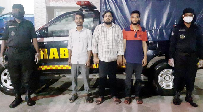 RAB-10 detains three arms traders with foreign-made pistols from the city's Khilgaon area on Thursday.