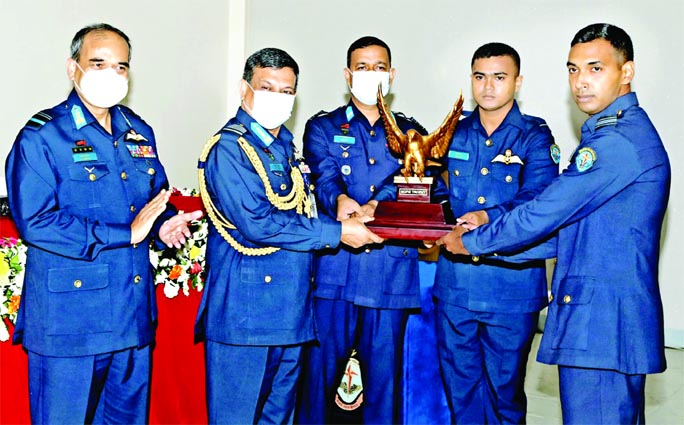 Chief of Air Staff Air Chief Marshal Masihuzzaman Serniabat presents 'Mafiz Trophy' to Squadron Leader Mohammad for his best performance in the 58th BAF Flying Instructors Course at BAF Headquarters in the city on Thursday.