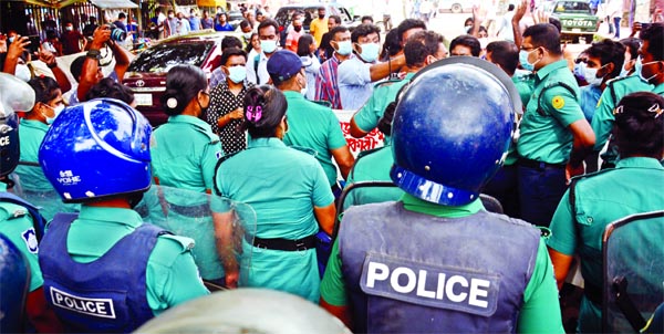 Police thwart Progotishil Chhatra Jote's march towards Education Ministry at the Secretariat in the capital on Thursday.