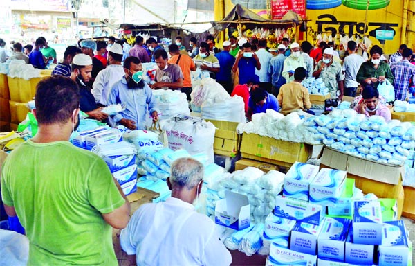 Open market sale of sub-standard surgical masks goes on unabated beneath Babubazar Bridge in the capital on Thursday amid lack of monitoring by concerned agency.