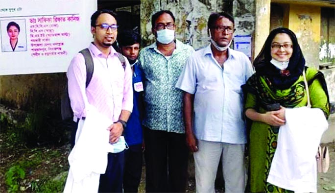 Dr Ashiq Rahman and Dr Shafiqa Rifat Kaniz pose for a photograph at the inaugural ceremony of a free medical camp at the field of Jamirta High School in Shahzadpur upazila of Sirajganj district on Thursday.