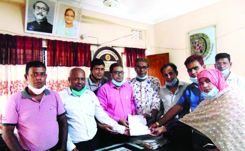 The newly elected committee of Dinajpur Journalists Association led by its president Md Wahidul Alam, present credentials to Md Abul Basher, Deputy Director, Office of the Deputy Labour Commissioner in Dinajpur on Tuesday.