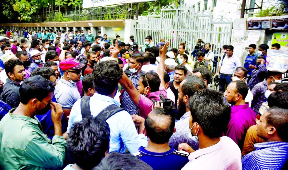Saudi returnees gather in front of the Foreign Ministry in Dhaka on Tuesday seeking auto renewal of their visas and work permits.