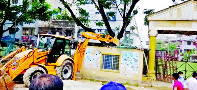 The authority concerned of DNCC evicts illegal establishments from the playground and park. The snap was taken from the city's Banani area on Friday.