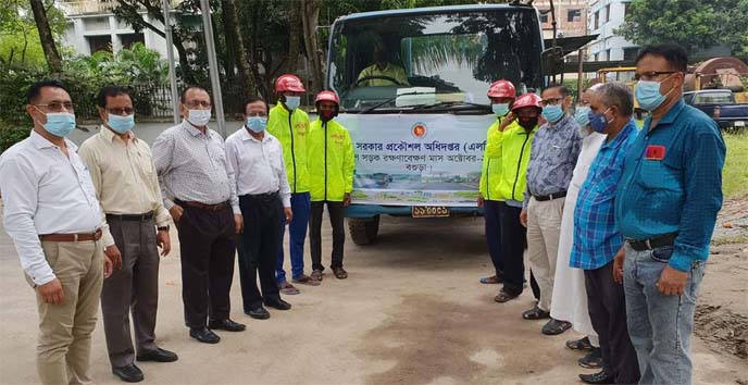 LGED, Bogura, starts 200 Km road maintenance: Bogura correspondent: Local Government and Engineering Department of Bogura initiated the maintenance of 200 Km of road in the district on Saturday on the birth anniversary of Bangabandhu Sheikh Mujibur Rahman