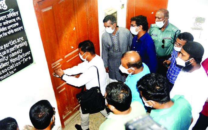 Executive Magistrate of Dhaka South City Corporation breaks the lock of a room grabbed by Bangladesh Imitation Jewellery Co-operative Society on the 2nd floor of 25 No Ward Councillor Office. This photo was taken from Amligola area in the capital on Sund