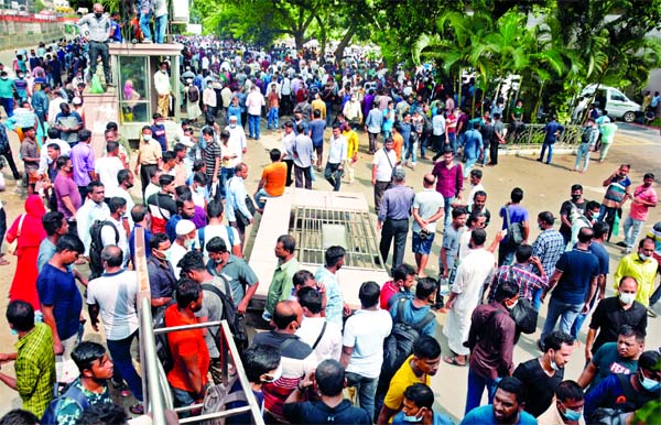 Migrant workers throng in front of the office of Saudi Arabian Airlines at Pan Pacific Sonargaon Hotel in the capital for tickets on Sunday.