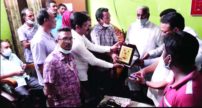 Leaders of Ishwardi Upazila Press Club present a crost to the newly elected MP Nuruzzaman Biswas, Pabna-4 constituency on Sunday night.