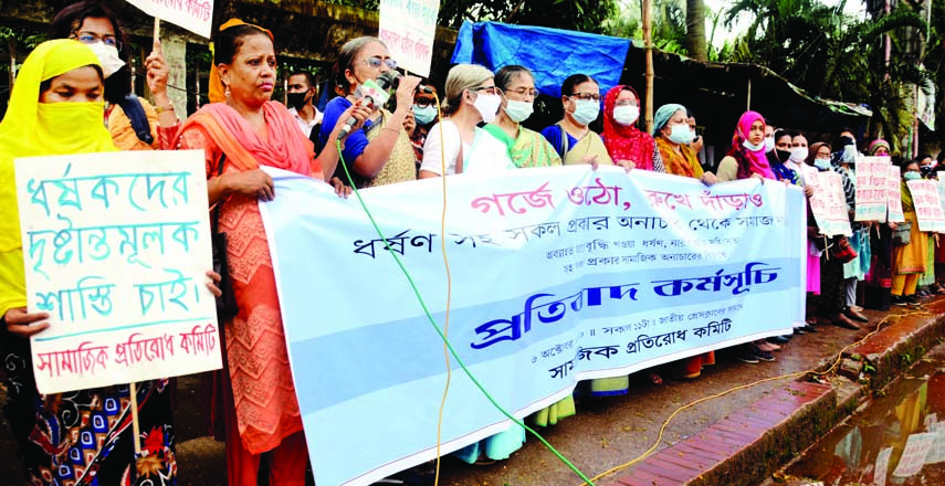 'Samajik Protirodh Committee' forms a human chain in front of the Jatiya Press Club on Tuesday in protest against all crimes including rape.