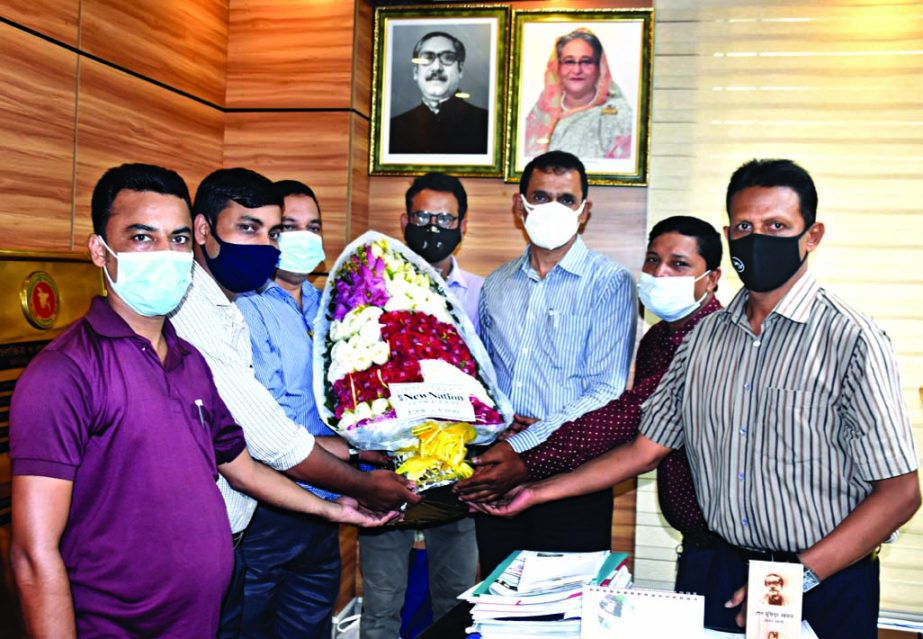The New Nation officials greet newly appointed Director General of DFP SM Golam Kibria presenting bouquet at the latter's office on Wednesday.