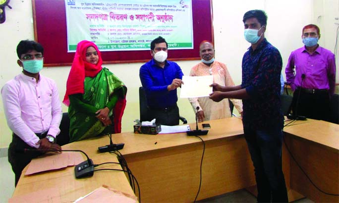 Joypurhat's Kalai UNO Md Mobarak Hossain, hands over certificate to a participant at the concluding ceremony of the month-long computer training programme on Wednesday.