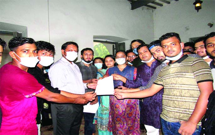 Members of Gazipur City Students' Association hand over a memo to Gazipur DC SM Tariqul Islam on Wednesday seeking social security for women and stringent law on crimes against women.