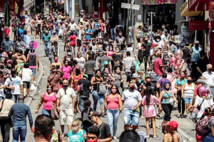 Public health experts warn that Brazil faces the possibility of a second wave by returning to everyday life too quickly.