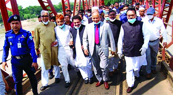 Railway Minister Nurul Islam Sujan accompanied by the local AL leaders and high officials of Railways inspecting the tottering Kalurghat Bridge over Karnaphuli river yesterday.